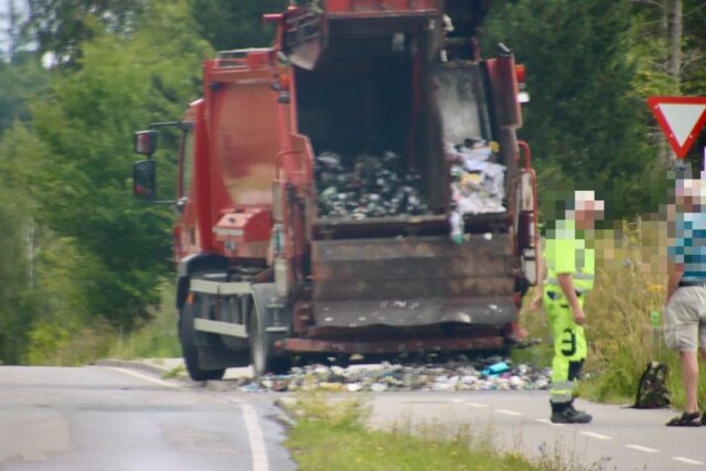 Skrald flyder på asfalten efter hændelse