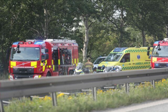 Motorvej spærret efter ‘alvorligt uheld’: Bil ligger på taget