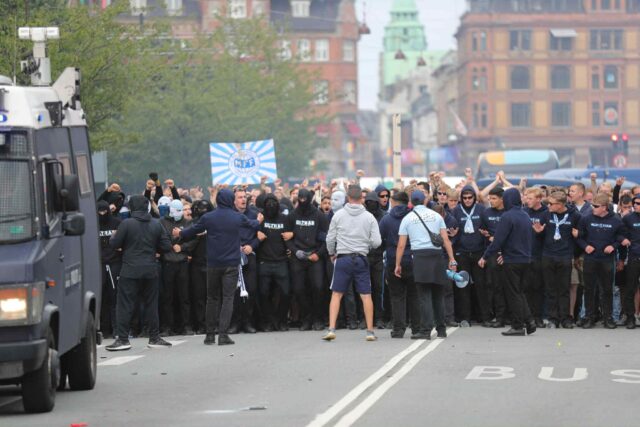 Vanvittig video: Da svenske fans angreb politiet før FCK-kamp