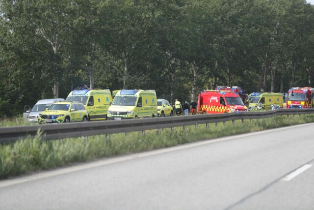 Bil endte på taget og motorvejen spærret: Tre alvorligt kvæstet