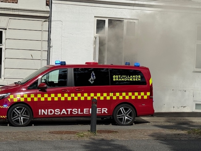 Røgen vælter ud af vinduerne: “Person tilset i ambulance”