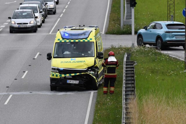 Sammenstød under udrykning – ambulance og Tesla i kæmpe brag