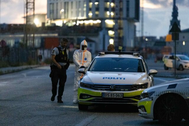 Stor politiaktion i gang: Person i DNA-dragt og ambulance med eskorte