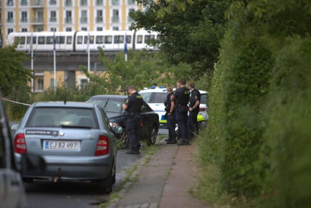 Politiet afgiver skud mod bil – patrulje påkørt