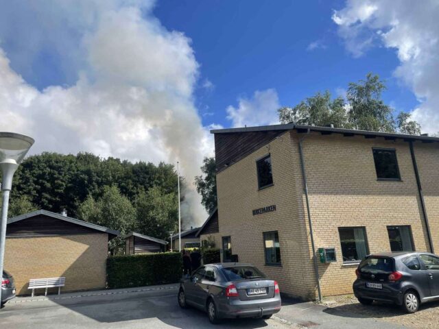 Tyk sort røg vælter op: Ild løs i bygning