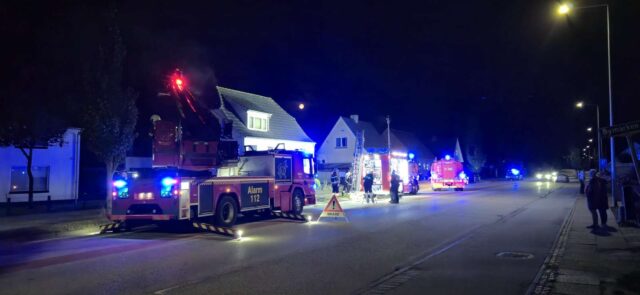 Kraftig villa­brand – brandfolk arbejder på højtryk