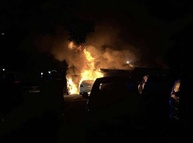 Natten oplyst af flammer – biler og garager ramt af brand