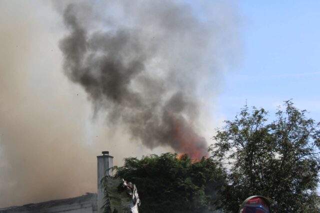 Kæmpebrand i fuld gang – brandvæsenet kæmper mod flammerne