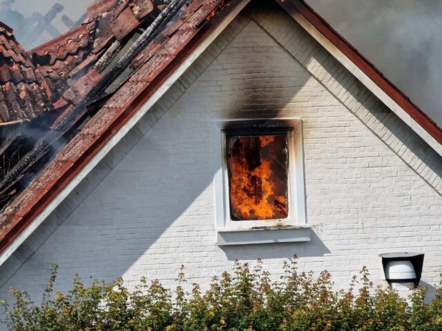 Kæmpebrand i fuld gang – brandvæsenet kæmper mod flammerne
