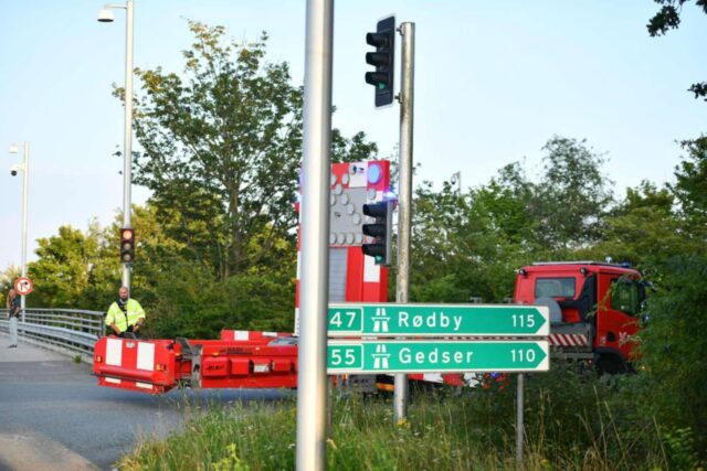 Motorvejen spærret på ubestemt tid: Person hårdt kvæstet