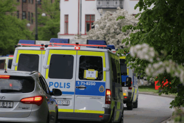 Fire knivstukket i voldsomt masseslagsmål ved skole