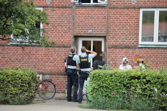 Politiet rykker ud til dramatisk situation i baggården