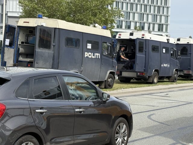 LIGE NU: Derfor er politiet massivt til stede i lufthavnen