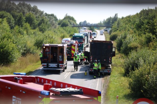 Hovedvej spærret: Hændelse med lastbil