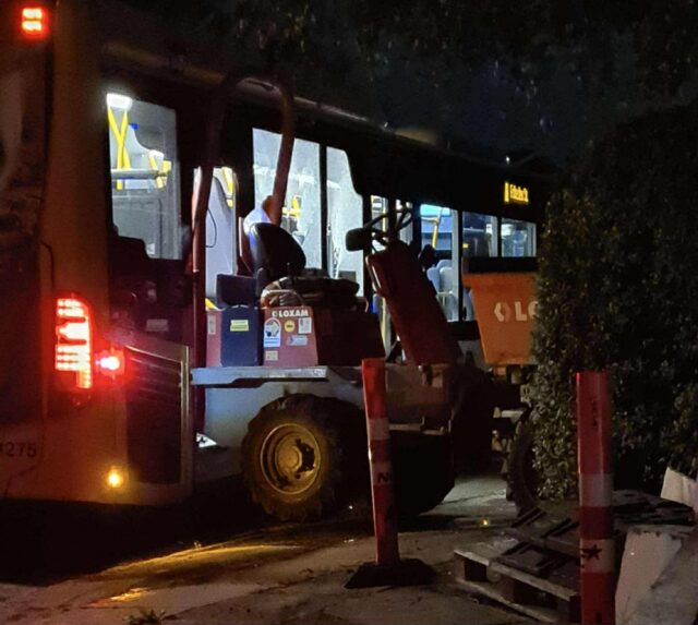 Arbejdsmaskine og bus banker sammen: Totalsmadret