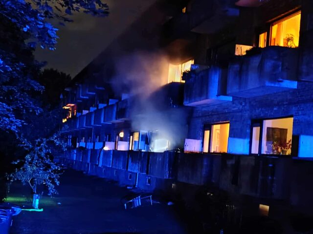 Panisk flugt fra flammerne: Mand reddet i sikkerhed via altan