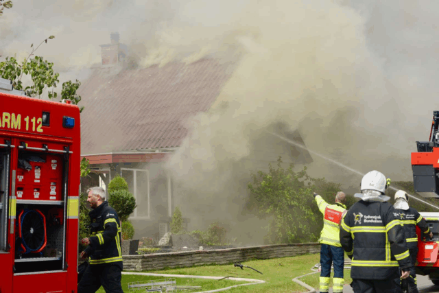 Vanvittig røgmængde fra overtændt villa