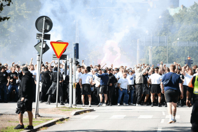FCK-fans i slåskampe med politiet: ‘Det er vildt kaos – betjente ligger ned’