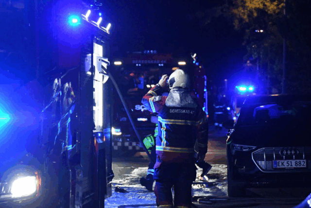 Massiv udrykning: Bil brænder op midt i villakvarter