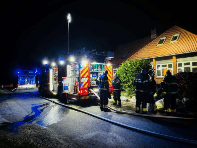 Brand i garage til villa udløste stor udrykning