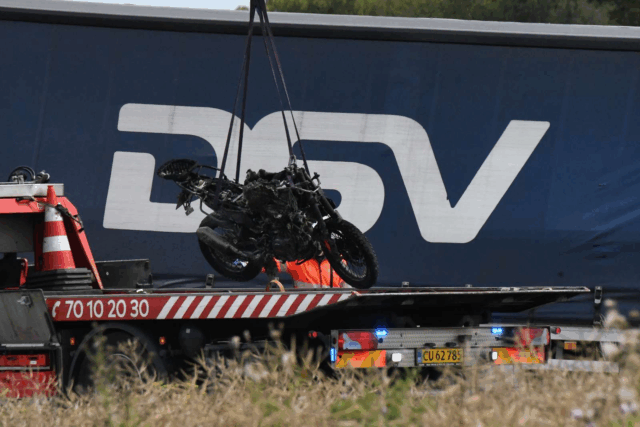 Lastbil og motorcykel i alvorlig kollisionsulykke: Veje afspærres