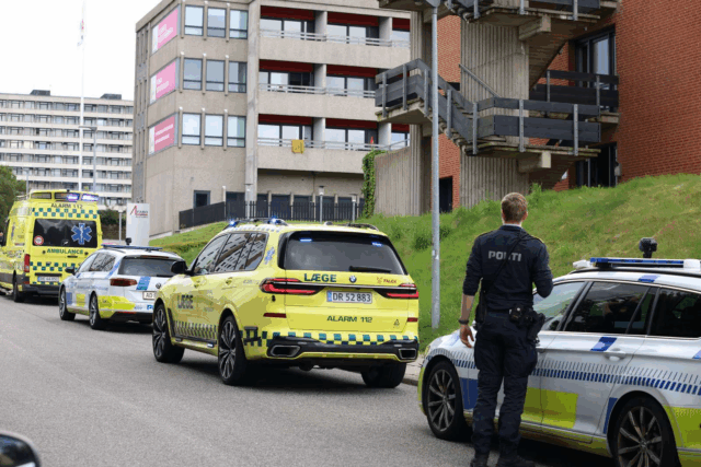 Drama ved lejligheder: “Politiet er til stede med minimum fem patruljer”