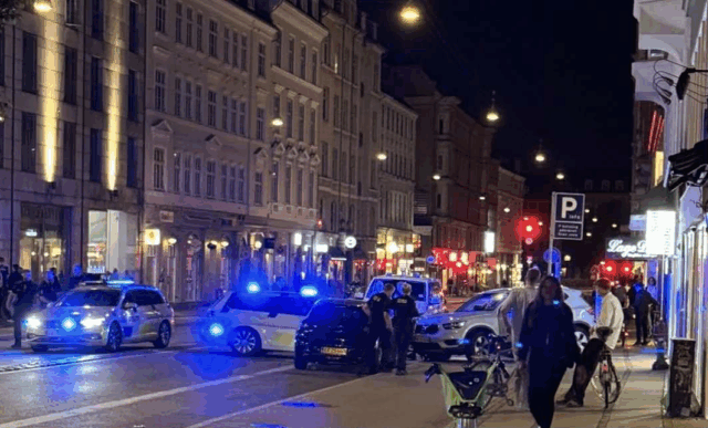Drama i Københavns natteliv: Politibil bruges som rambuk for at redde festglade mennesker