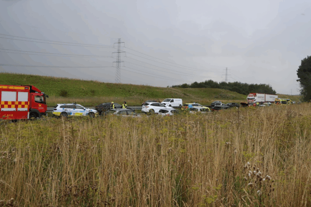 Lægehelikopter lander på motorvej: Otte biler involveret i uheld
