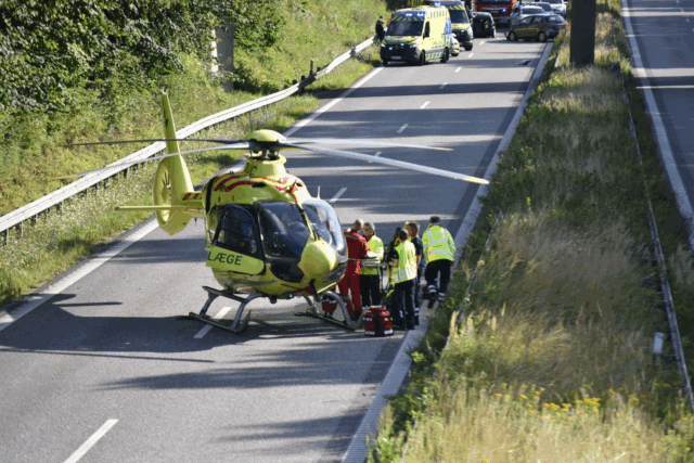 Nye informationer: Motorvej fortsat helt spærret – ‘alvorlig personskade’