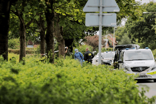 En person ligger død inde bag døren