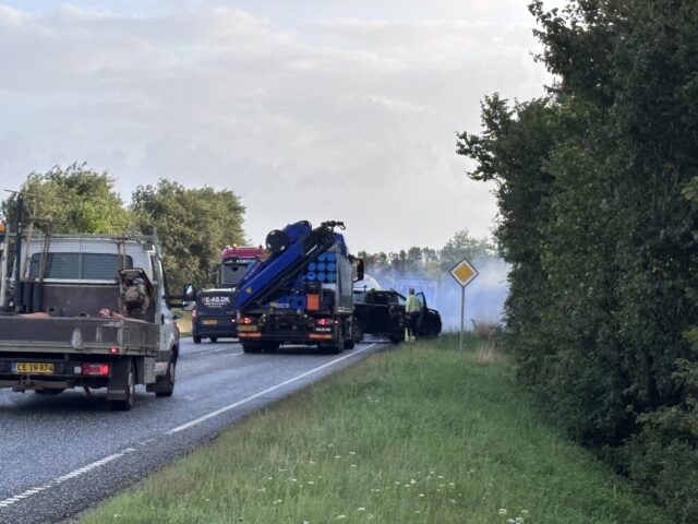 Trafikken er udfordret: Bilbrand blokerer vejbane