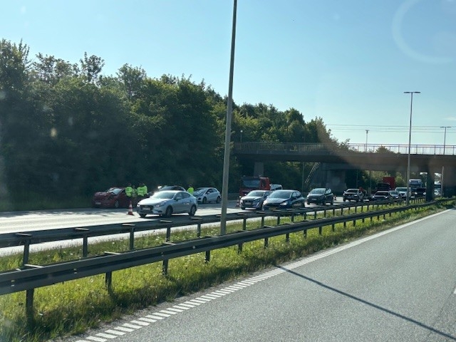 Stor kø efter motorvejsuheld: Bil totalskadet