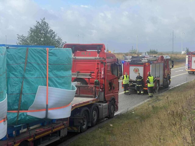 Holder stille i nødsporet: Melding om lastbil i brand