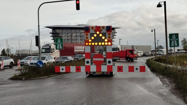 Folk går på helt lukket motorvej: Stiger ud af bilen i vandmasserne
