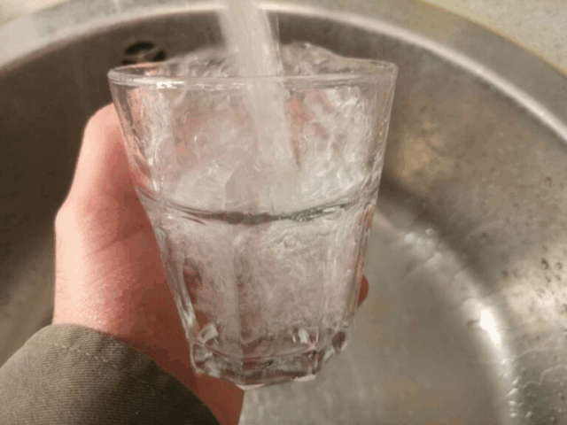 Skal du vaske op i koldt eller varmt vand? Eksperterne svarer