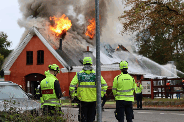 Heste fanget på rideskole: Kæmpe brand bryder ud ved Dyrehaven