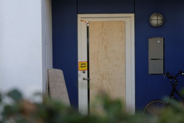 Flere skud affyret mod lejlighed: Ung kvinde ramt i sit hjem