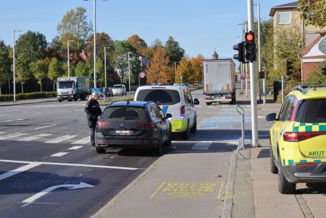 Person ramt af lastbil: Hastet væk i ambulance