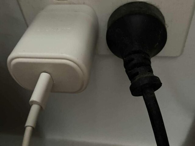 Så meget koster det dig at lade opladeren sidde i: Selv når du ikke bruger den