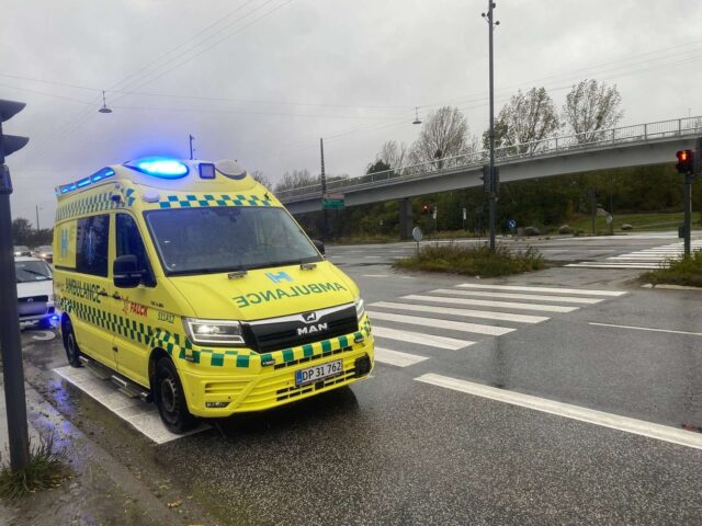 Ambulance og politipatrulje til stede efter færdselshændelse