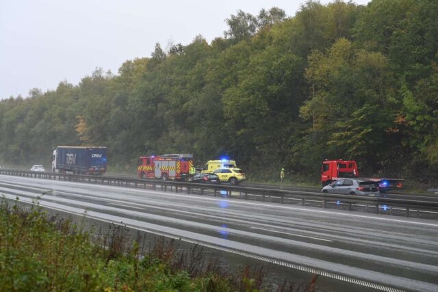 Melding om fastklemte på motorvejen: Ambulance og lægebil til stede