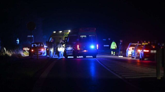 Ambulancer og lægebil fremme: Større uheld spærrer hovedvej