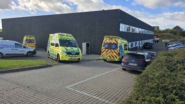 Ambulancerne vælter ind: Elever tilses efter røgudvikling fra batteribrand