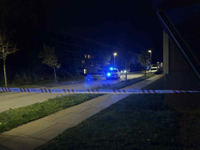 En mand ligger såret efter 5-6 knivstik: Politiet efterlyser vidner