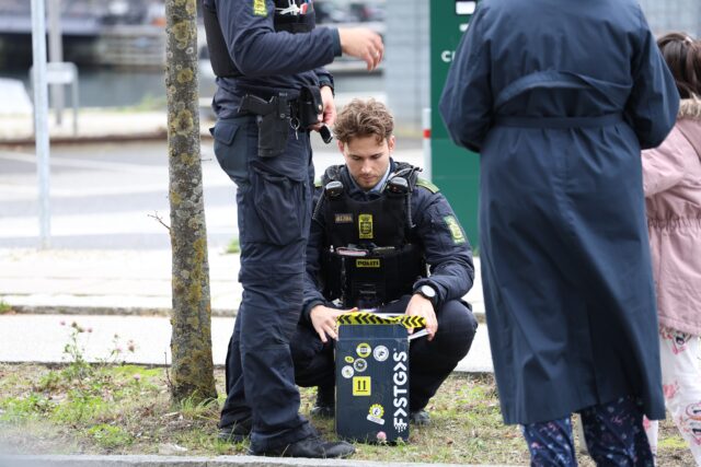 Kæmpe område afspærret: Politiet sikrer lattergaspatroner i stor aktion