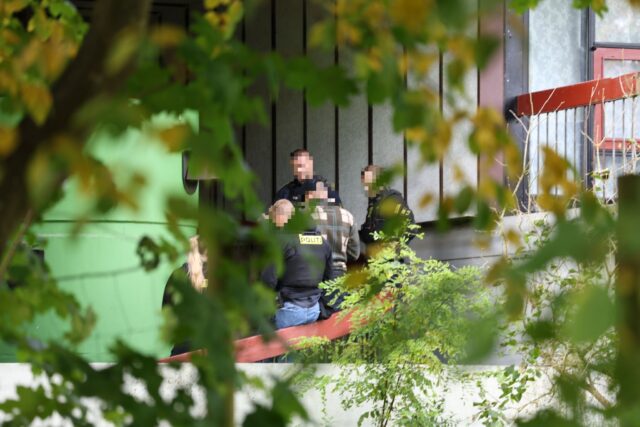 Knivstikkeri i boligkvarter: Mand hastet væk i ambulance