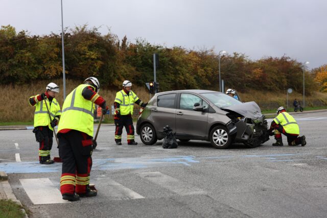 Flere biler involveret i ulykke: Fronten er smadret