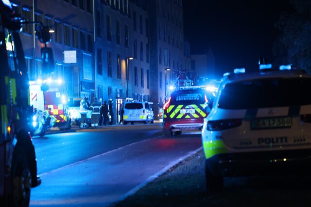 Kæmpe udrykning: Fire personer såret efter brand i København