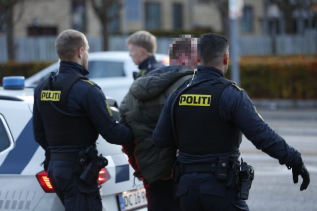 Politiet rykker talstærkt ud til hændelse: 36-årig mand anholdt