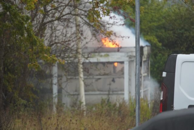Hvid røg og flammer: Større udrykning til brand
